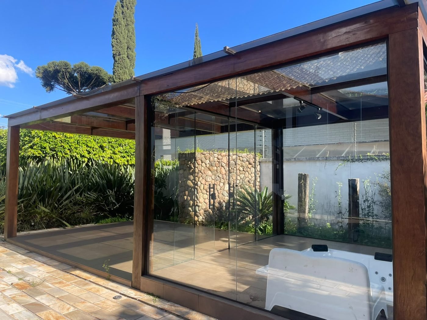 Jardim e pergolado do espaço